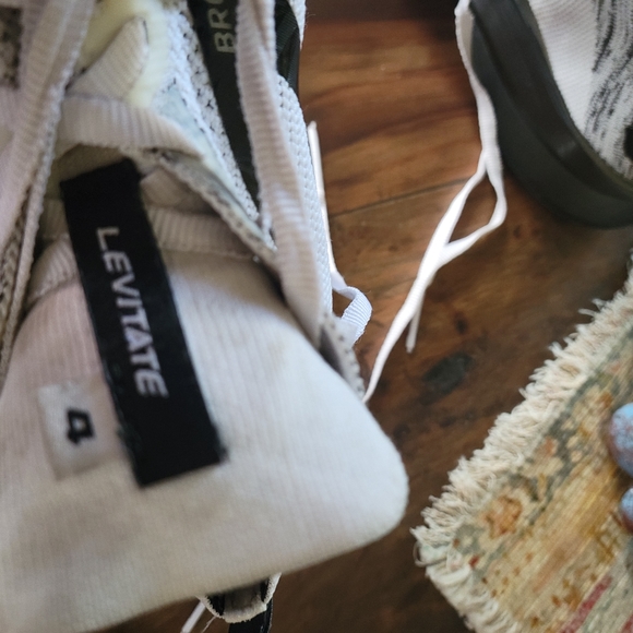 BROOKS TENNIS SHOES SIZE 9 - Picture 10 of 10